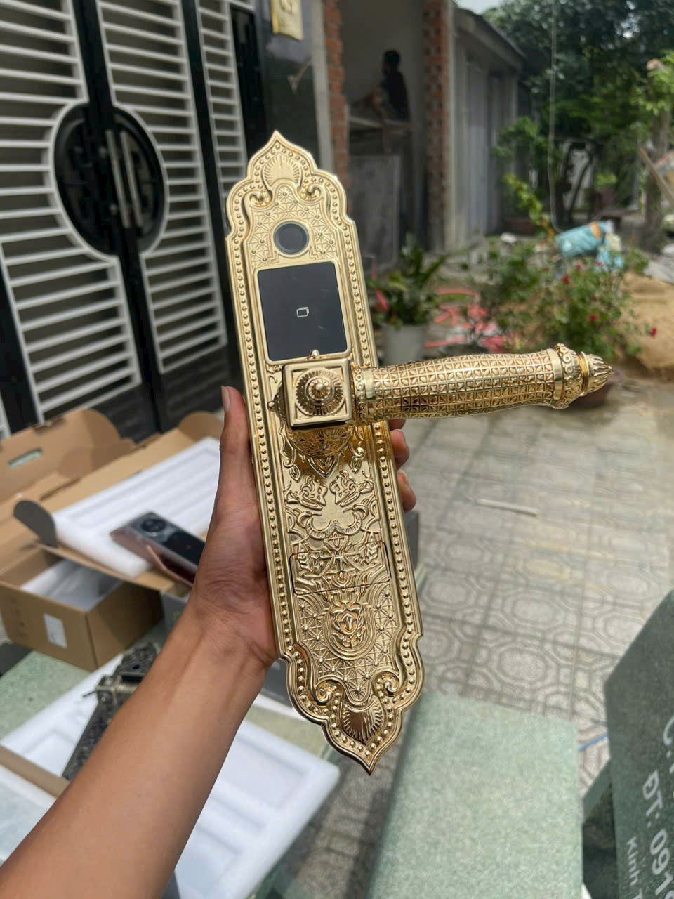 Khóa vân tay  Kassler KL-919 PRO GOLD trên tay
